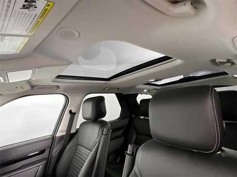 Used 2024 Land Rover Discovery S image 23