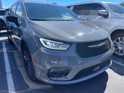 Used 2025 Chrysler Pacifica Limited