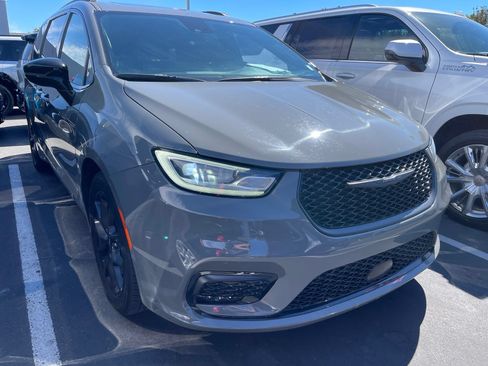 Used 2025 Chrysler Pacifica Limited FWD image 1
