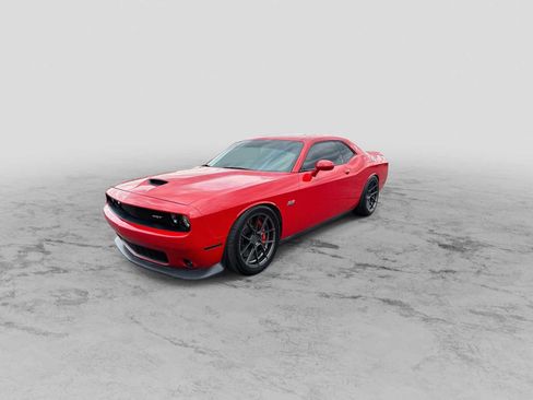 Used 2016 Dodge Challenger SRT w/ Technology Group RWD image 4