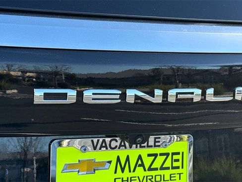 Used 2025 GMC Yukon XL Denali image 12