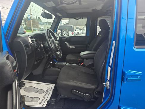 Used 2016 Jeep Wrangler Unlimited Sahara w/ Connectivity Group image 13