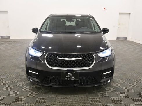 Used 2024 Chrysler Pacifica Touring-L image 11