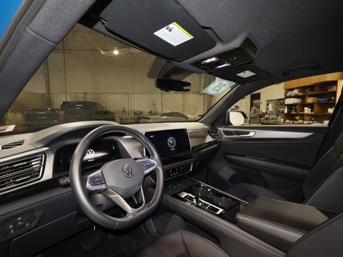 Used 2025 Volkswagen Atlas Cross Sport SE image 9