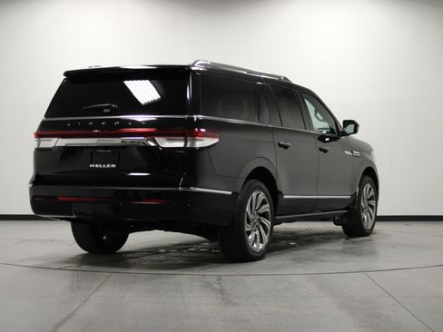 Used 2023 Lincoln Navigator L 2WD image 4