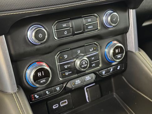 Used 2021 GMC Yukon XL SLT w/ SLT Luxury Plus Package image 41