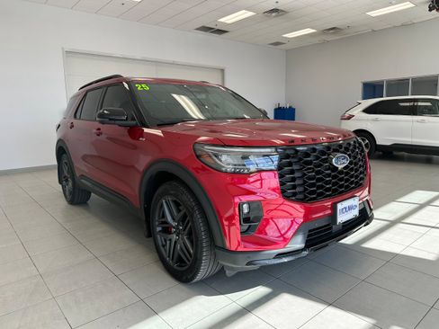 Used 2025 Ford Explorer ST-Line w/ Premium Package AWD/4WD image 4
