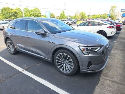 Used 2019 Audi e-tron Prestige w/ Prestige Package AWD/4WD image 3