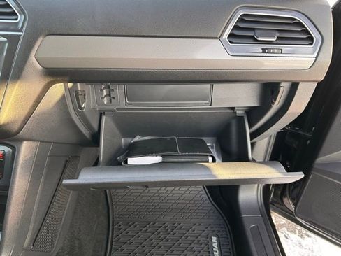 Used 2024 Volkswagen Tiguan SE image 37