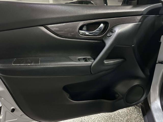 Used 2019 Nissan Rogue SV AWD/4WD image 16