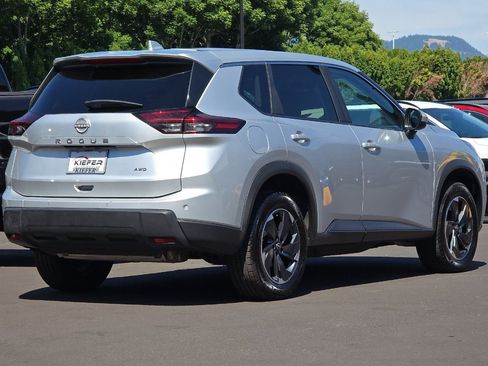 Used 2025 Nissan Rogue SV AWD/4WD image 4