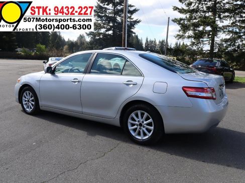 Used 2010 Toyota Camry SE FWD image 6