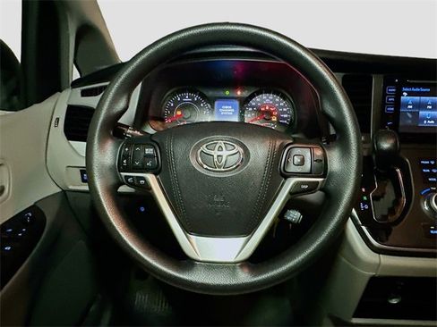Used 2017 Toyota Sienna LE image 25