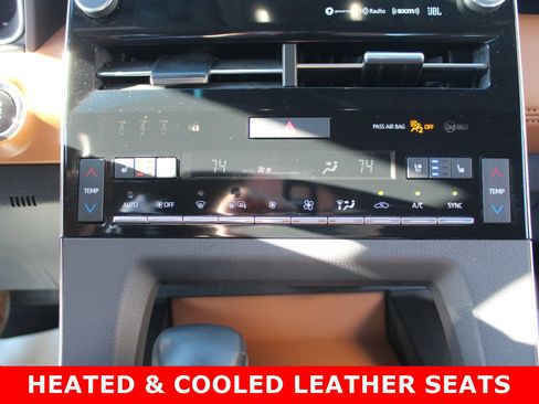 Used 2020 Toyota Avalon Limited image 23