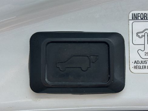 Used 2018 Toyota RAV4 XLE AWD/4WD image 28