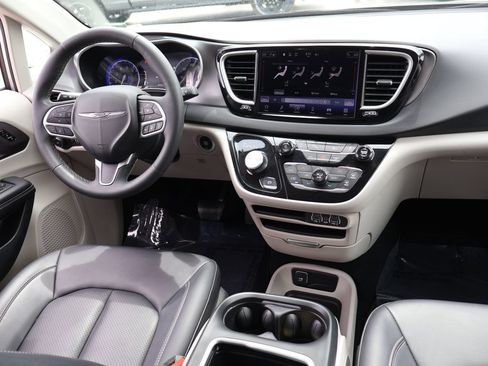 Used 2024 Chrysler Pacifica Touring-L FWD image 12