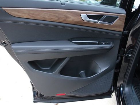 Certified 2025 Volkswagen Atlas SE image 37