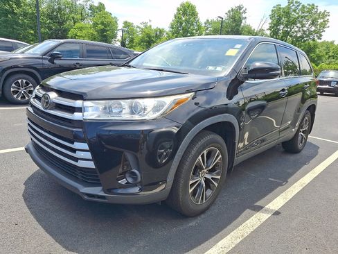 Used 2019 Toyota Highlander LE AWD/4WD image 2