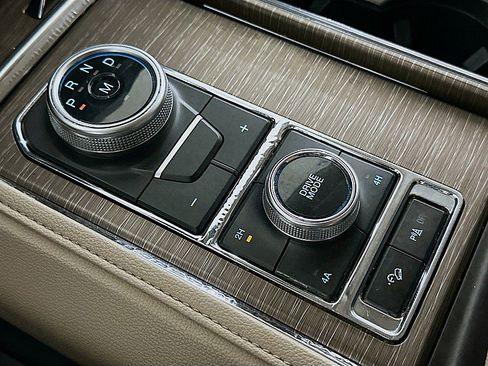 Used 2023 Ford Expedition Limited image 19