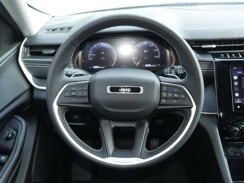 Used 2023 Jeep Grand Cherokee Laredo AWD/4WD image 14