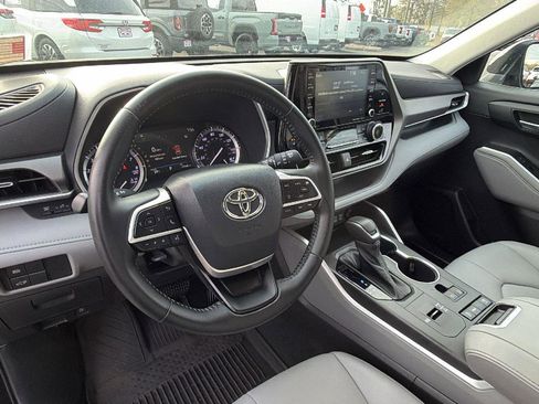 Used 2022 Toyota Highlander XLE FWD image 24