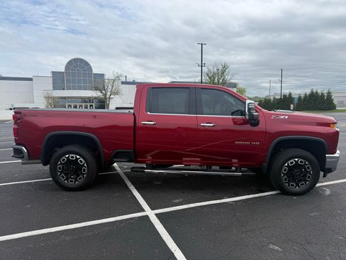 Used 2023 Chevrolet Silverado 2500 LTZ AWD/4WD image 3