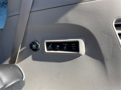 Used 2019 Chrysler Pacifica Limited image 18
