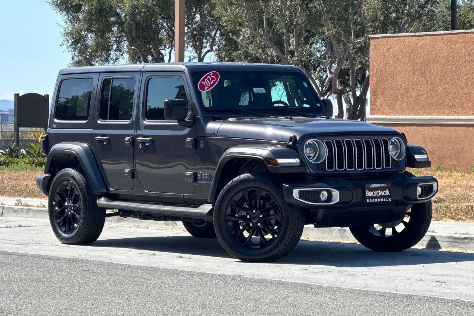Used 2025 Jeep Wrangler Unlimited Sahara AWD/4WD image 2