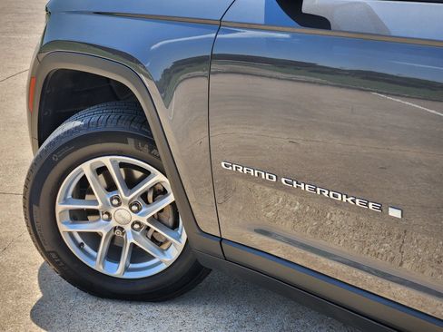 Used 2023 Jeep Grand Cherokee Laredo w/ Luxury Tech Group I RWD image 17