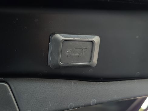 Used 2021 Toyota RAV4 XLE Premium image 8