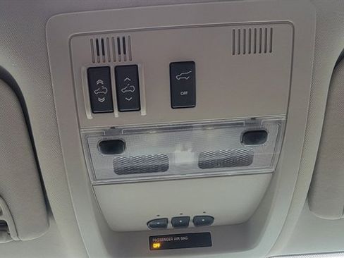 Used 2011 Chevrolet Suburban LT image 36