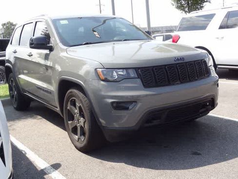 Used 2019 Jeep Grand Cherokee Laredo RWD image 3