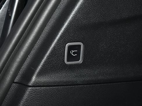 Used 2025 Chrysler Voyager LX FWD image 33