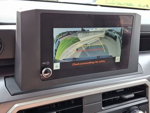 Used 2025 Toyota Tacoma SR5 AWD/4WD image 17