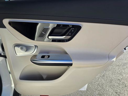 Used 2023 Mercedes-Benz GLC 300 4MATIC image 25