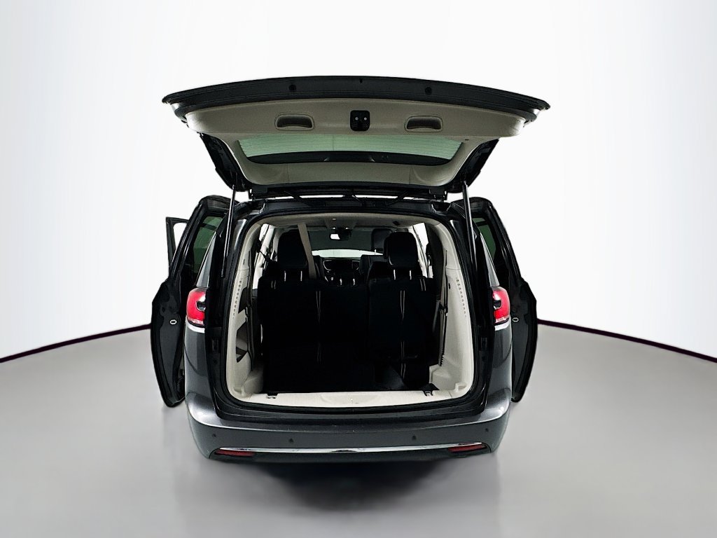 Used 2022 Chrysler Pacifica Touring-L FWD image 21