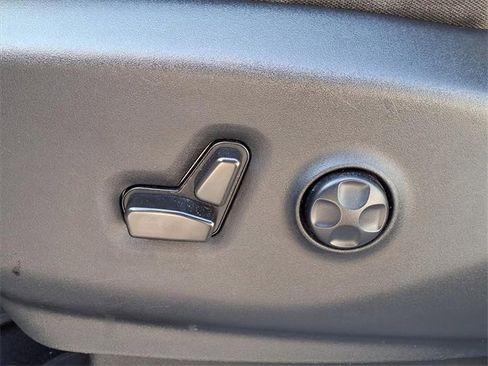 Used 2022 Chrysler Voyager LX image 16