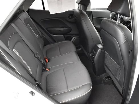 Used 2024 Hyundai Venue Limited FWD image 18