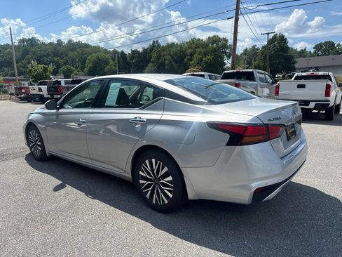 Used 2024 Nissan Altima 2.5 SV w/ SV Premium Package FWD image 4