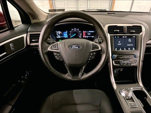 Used 2018 Ford Fusion SE w/ Fusion SE Technology Package FWD image 5