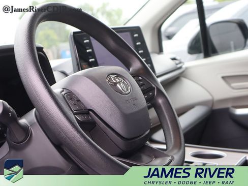 Used 2024 Toyota Sienna LE FWD image 23