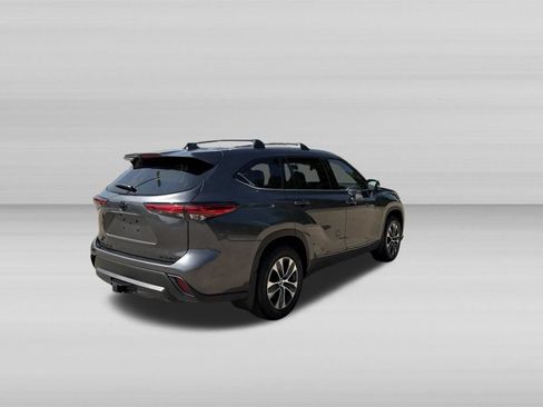 Used 2022 Toyota Highlander XLE AWD/4WD image 5