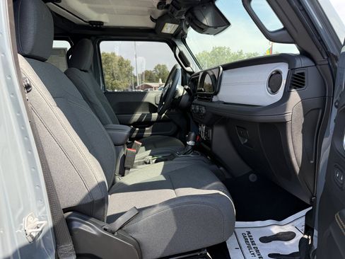 Used 2025 Jeep Wrangler Unlimited Sahara AWD/4WD image 24