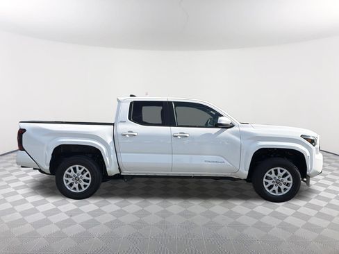 Certified 2025 Toyota Tacoma SR5 AWD/4WD image 17