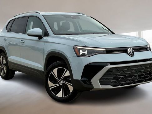 Used 2026 Volkswagen Taos SE AWD/4WD image 2
