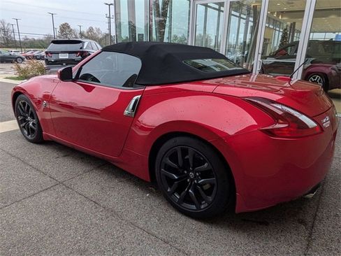 Used 2019 Nissan 370Z Roadster image 3