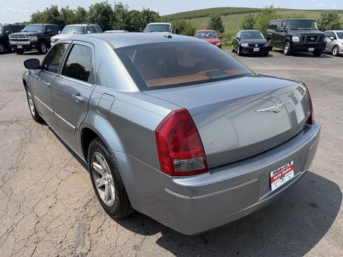 Used 2007 Chrysler 300 Touring w/ Comfort/Convenience Group RWD image 4