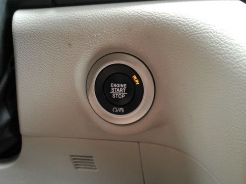 Used 2023 Chrysler Pacifica Touring-L FWD image 48