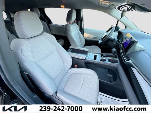 Used 2025 Toyota Sienna LE image 14