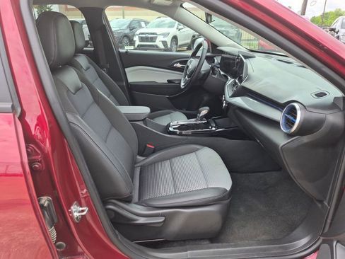 Used 2025 Chevrolet Trax LT w/ LT Convenience Package FWD image 26